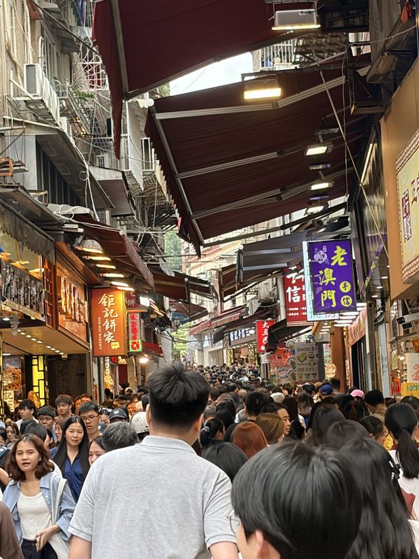 大三巴下面的小吃街