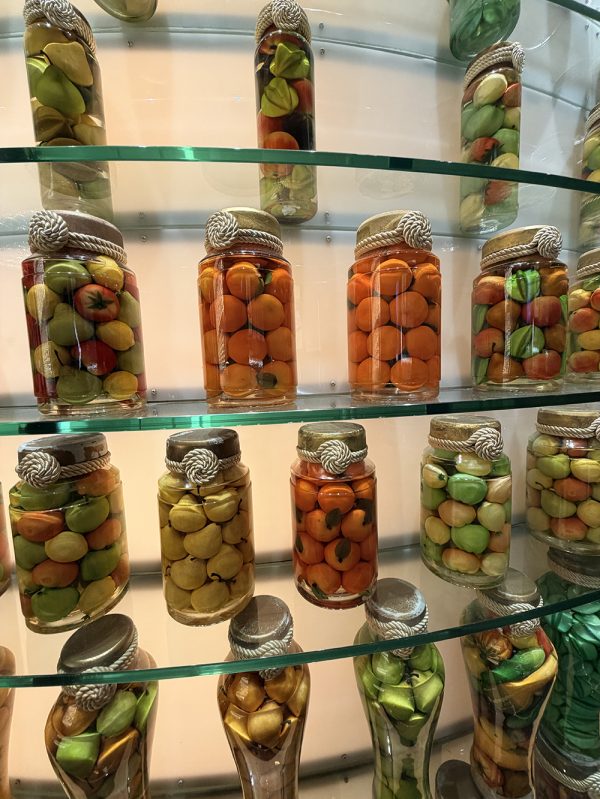 很有创意的水果罐子艺术装置