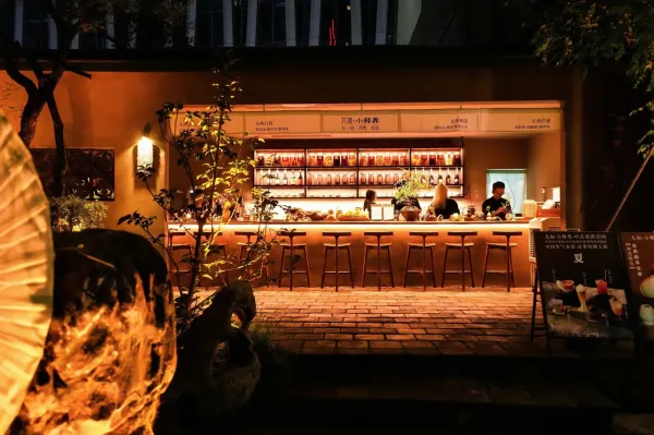 餐厅吧台在夜里的暖色灯光