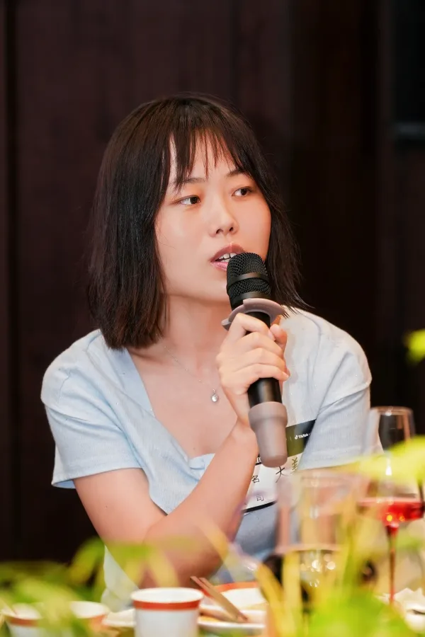 浅蓝上衣的嘉宾接过话筒继续发言