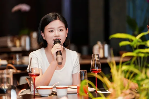 一位女嘉宾拿着话筒做自我介绍