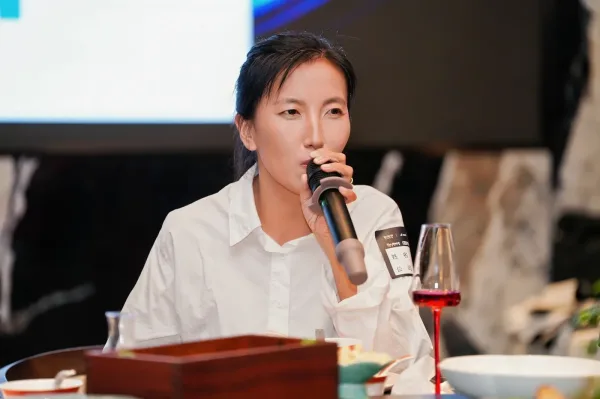 一位女嘉宾在轮桌分享中发言