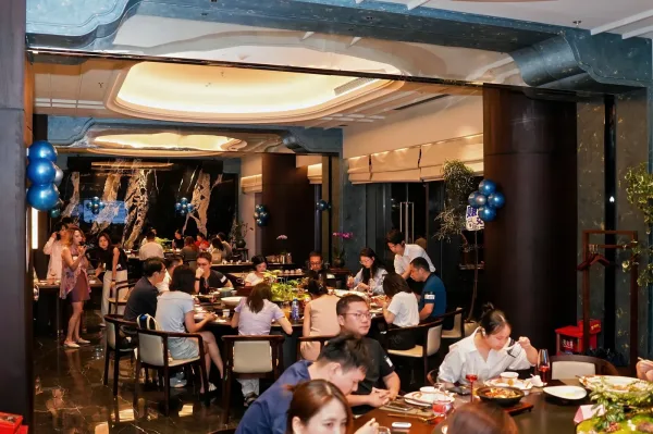 晚宴进行中的现场,圆桌之间人来人往