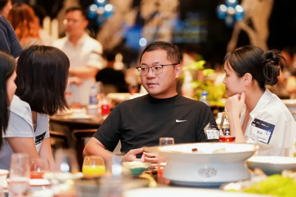 保哥张文保在私享晚宴餐桌上与同桌嘉宾交流