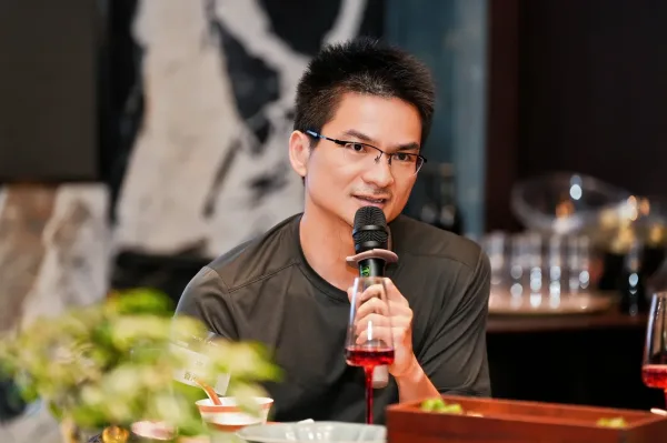 黑色上衣的嘉宾在最后一轮发言