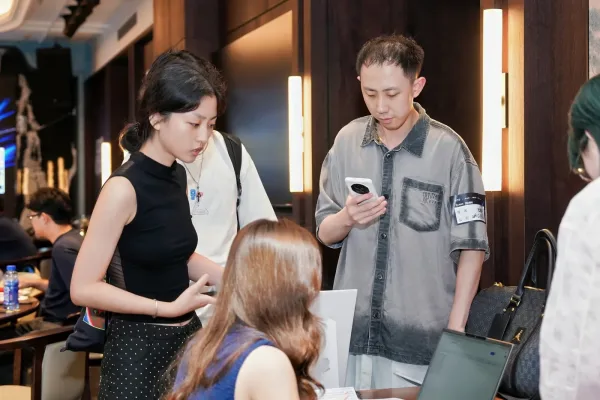 两位嘉宾低头对着手机互加联系方式