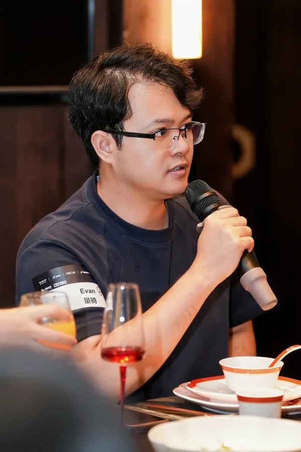 一位嘉宾在圆桌上讲自己踩过的坑