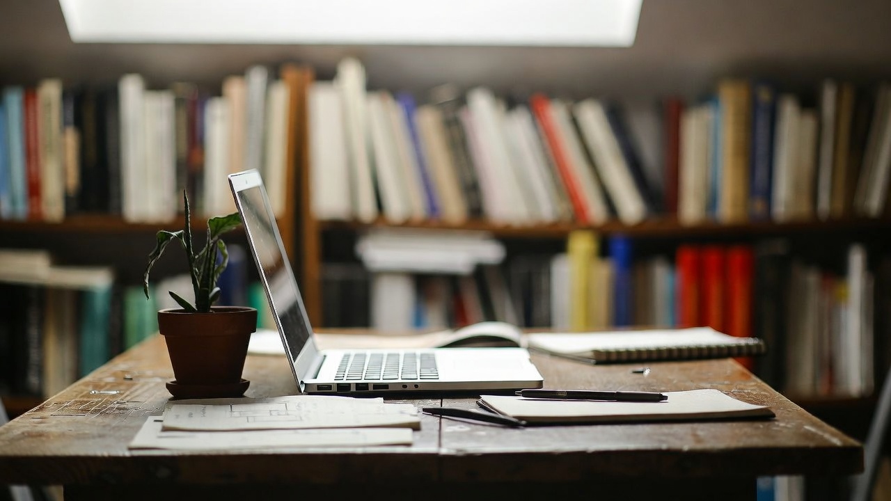 "你是专家"提示词正在毁掉AI准确性：最新研究揭示角色扮演提示词的致命陷阱